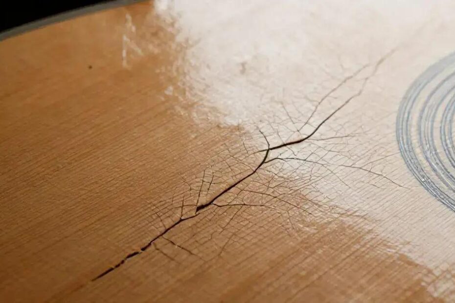 Guitarra feita de madeira antiga